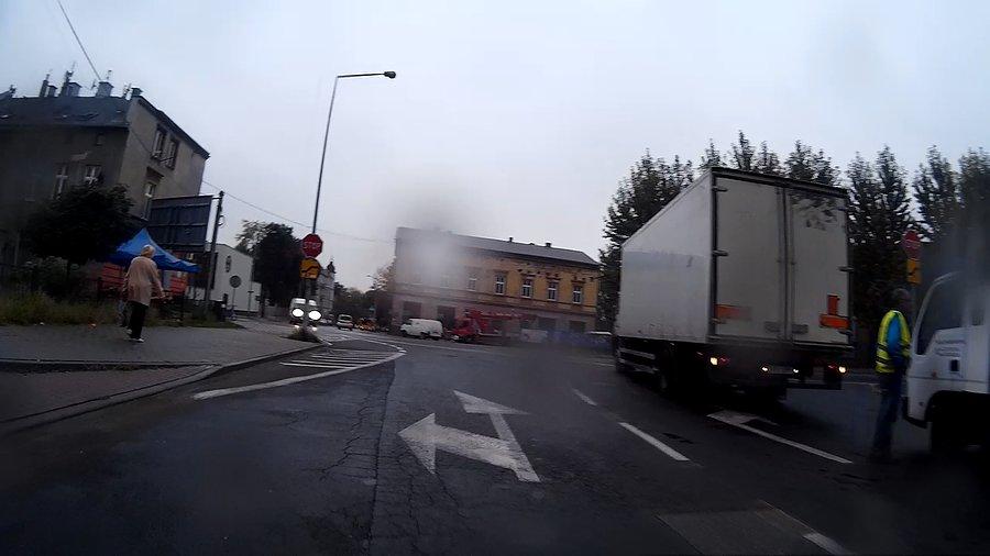Okazuje się, że rozkraczyła się ciężarówka, a za nią druga i korek gotowy