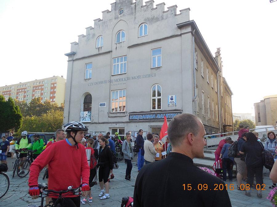 Przed kościołem Matki Bożej Saletyńskiej w Rzeszowie