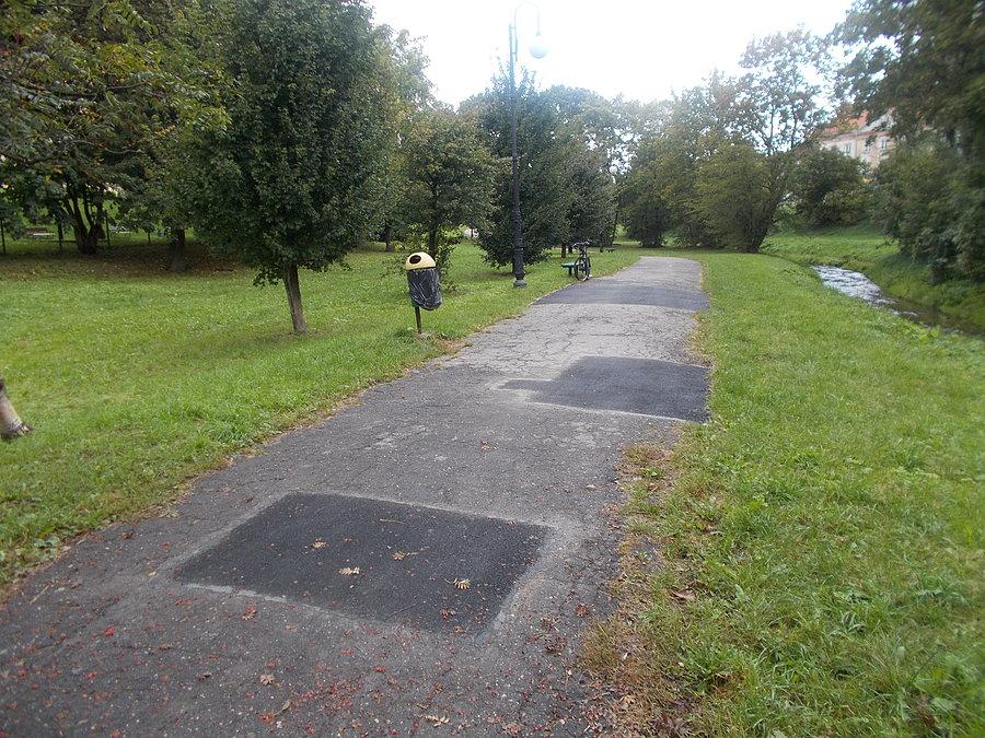 Połatana alejka w Parku Traugutta - tu przebiega słynny szlak GV