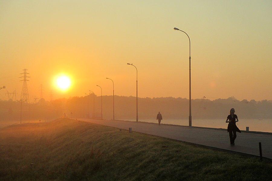Wschód słońca nad zaporą Zalewu Zemborzyckiego