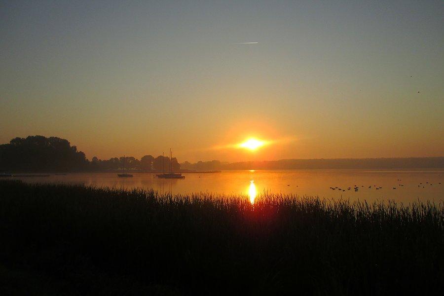 Wschód słońca nad Zalewem Zemborzyckim