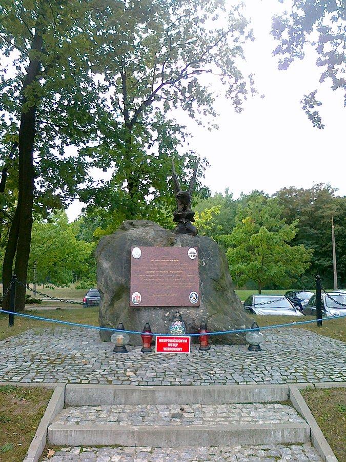 Tablica pamiątkowa na terenie lotniska Babice