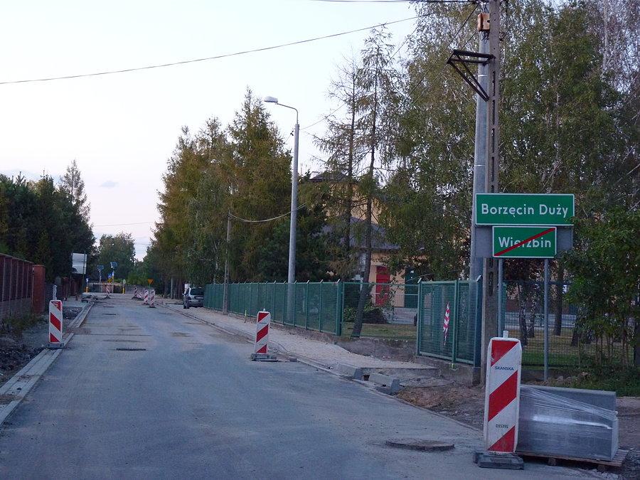 Da się już normalnie dojechać do Borzęcina - ostatnie 100 m to jeszcze teren ale utwardzony