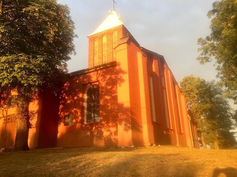 Kościół w Gardeji o zachodzie słońca