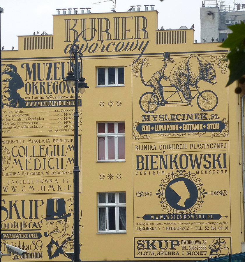Z peronu 1 bydgoskiego dworca widać ścianę z Kurierem Dworcowym