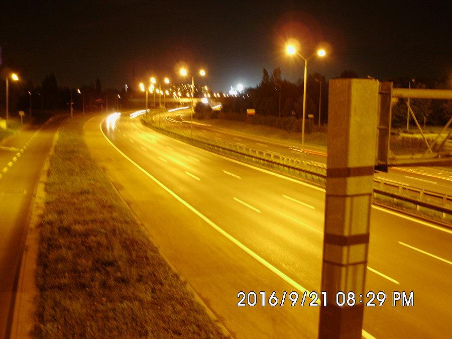Nad Drogową Trasą Średnicową (w głębi światła na stadionie Ruchu Chorzów)