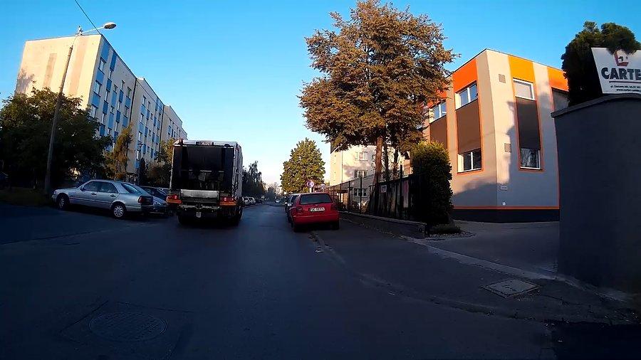 Śmieciarka... dziwnie jechała, od lewej do prawej, ale taka jest ich praca