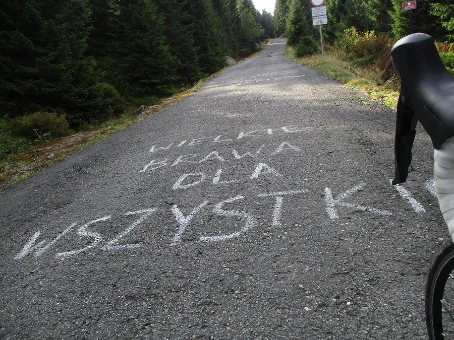 Ach, te motywujące napisy na podjeżdzie na Przełęcz Karkonoską :)