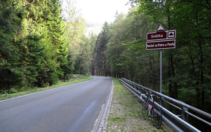 Początek konkret podjazdu na Okraj (od czeskiej strony)