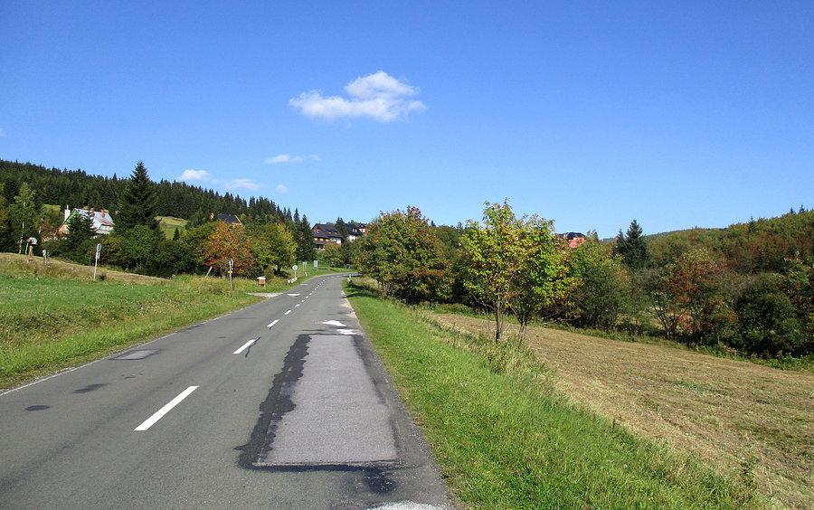 Końcówka podjazdu (980 m). Robi się złota jesień w górach :)