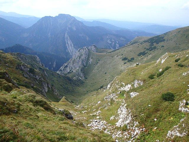 Na pierwszym planie Zadnie Kamienne, a zaraz za nim - Wysoka Turnia