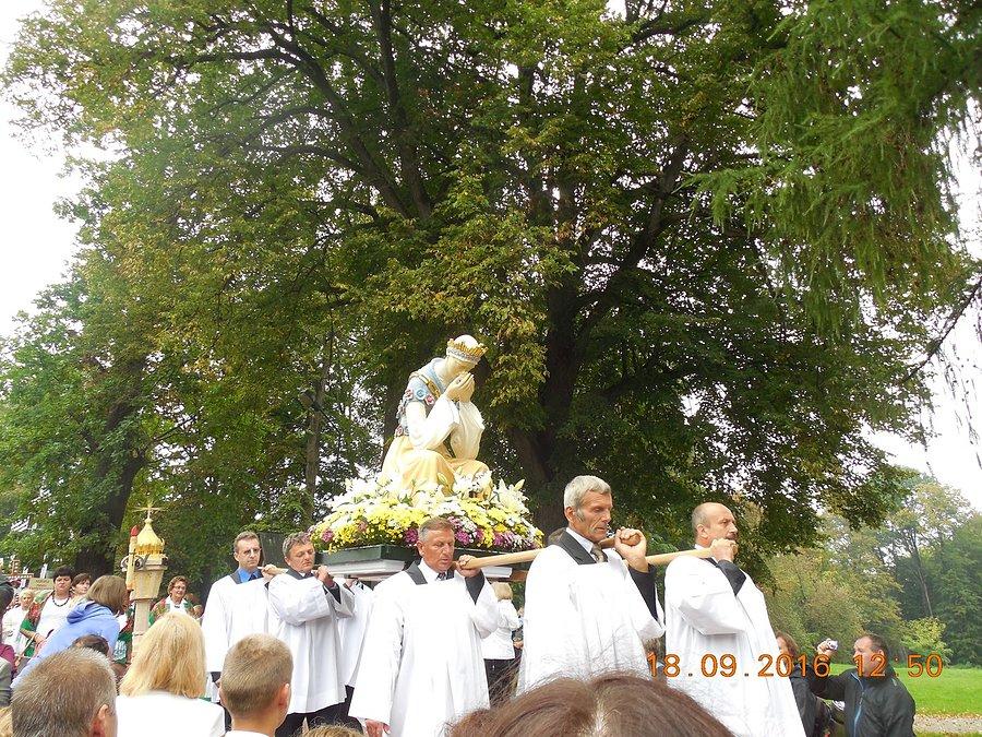Procesja z figurą Matki Bożej Saletyńskiej