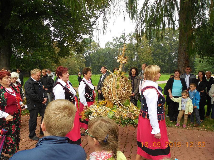 Procesja z wieńcami dożynkowymi