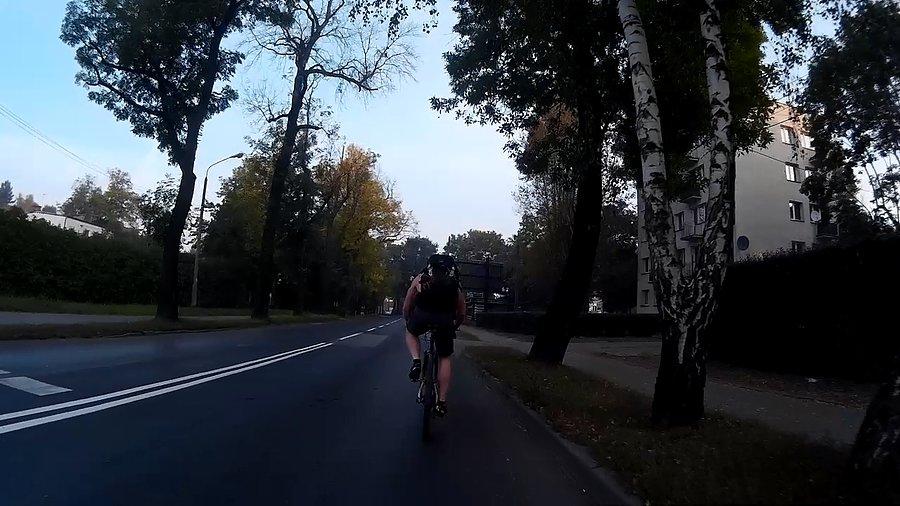 6 stopni, rześko, a gość w krótkich gaciach i bez koszulki