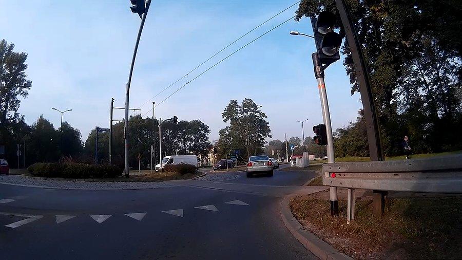 Dzisiaj działo się na tym rondzie, w ciągu 15 sekund 2 wymuszenia, trąbienie... na szczęście nie ja i nie na mnie
