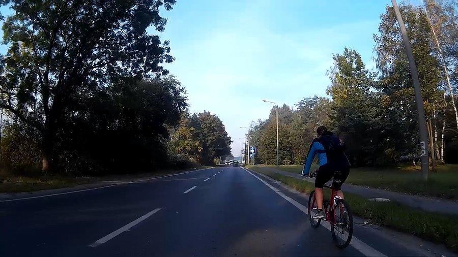 Ostatnia rowerzysta na trasie do pracy
