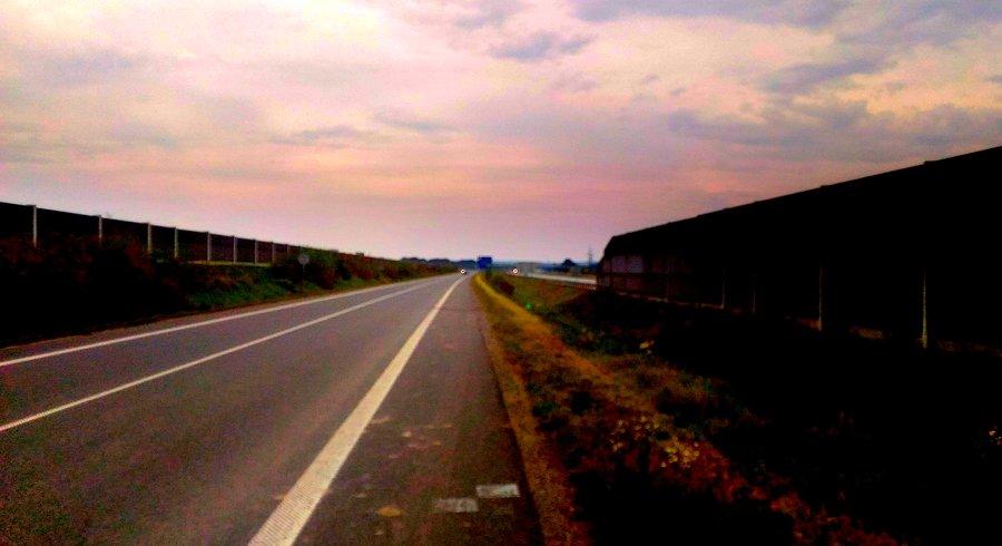 Bohumin, jadę drogą obok autostrady