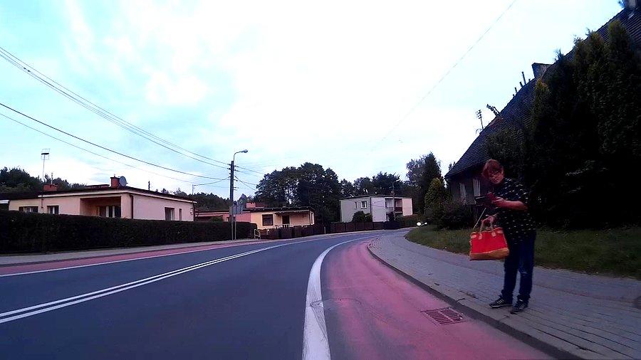 Łapie na stopa?
