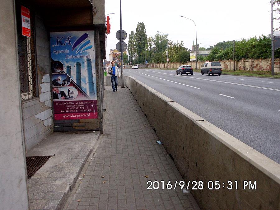 Dalej jadący rowerzysta musi zmieścić się z pieszymi na takiej szerokości