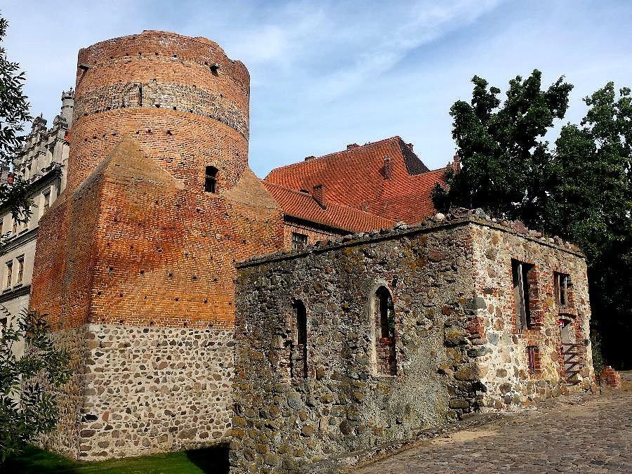 PĘZINO (Pansin) Zamek z k. XIV w