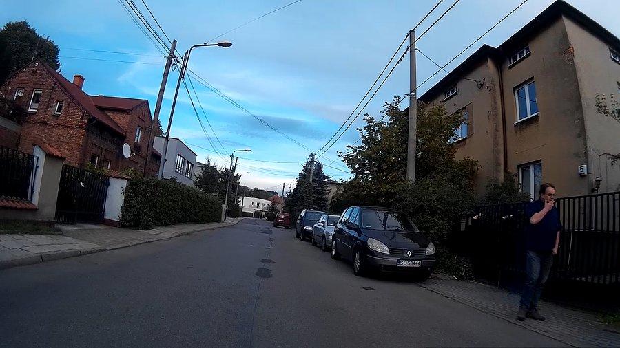 Głupek który na wąskiej drodze wyprzedzał na 3-go