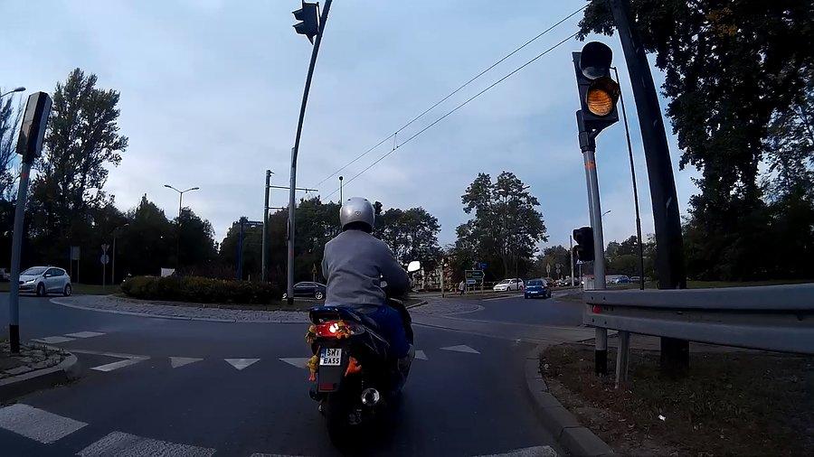 To co wyprawiała ta pani na skuterze było jedyne w swoim rodzaju... jedna wielka masakra