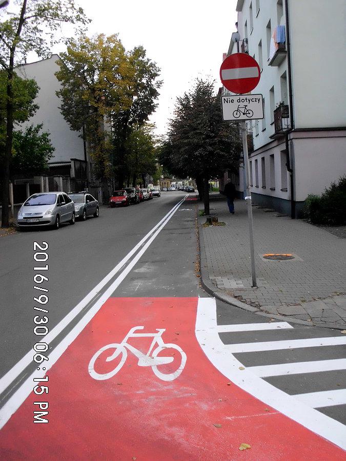 Pachnący farbą kontrapas wzdłuż ulicy Krzywej w Chorzowie