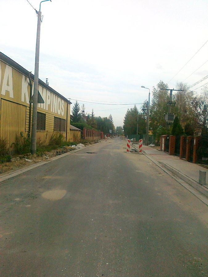 Fragment drogi w Borzęcinie też już wyasfaltowany