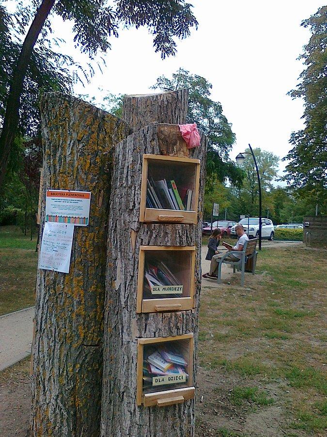 W plenerowej biblioteczce sa nawet książki