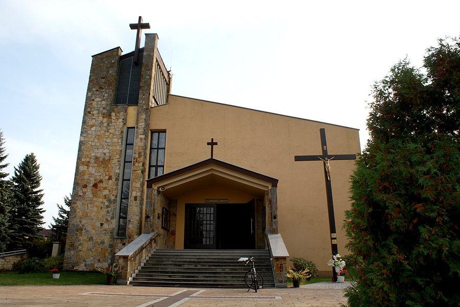 Kościół w Brzustowie od zewnątrz