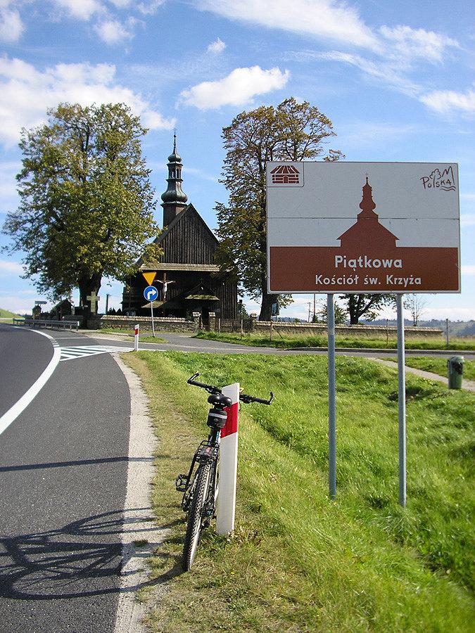 Zabytkowy kościółek na Piątkowej