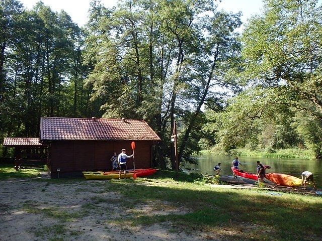 Entuzjaści spływów kajakowych w Świcie