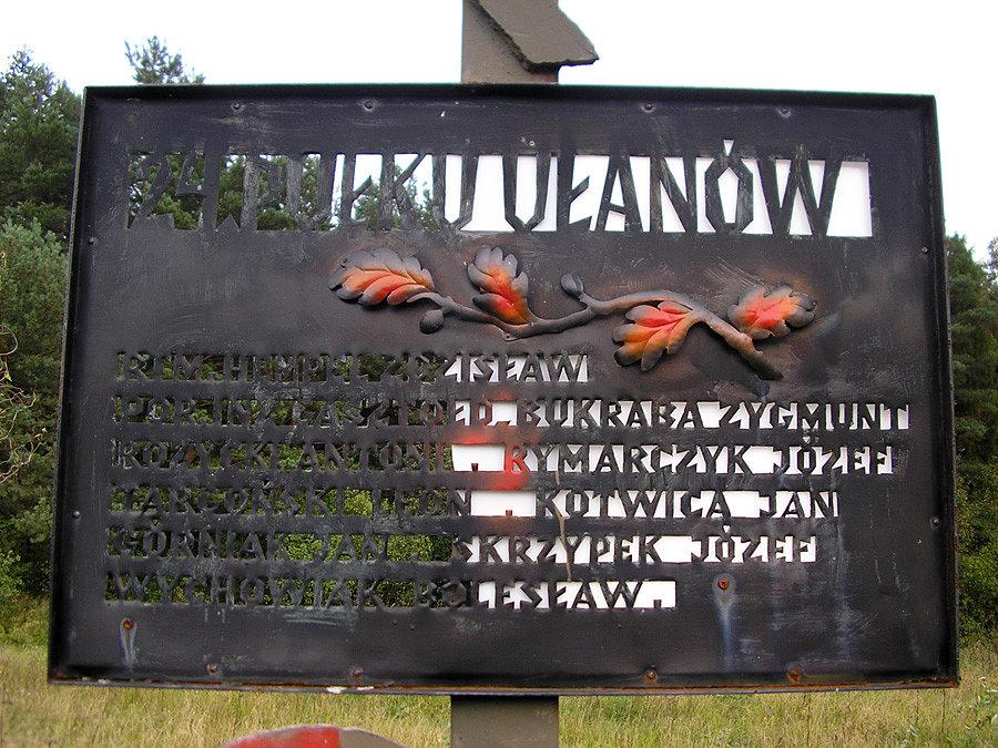Tablica koło pomnika