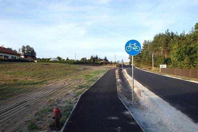 Jeszcze "ciepły" asfalt na nowo utworzonej ścieżce rowerowej