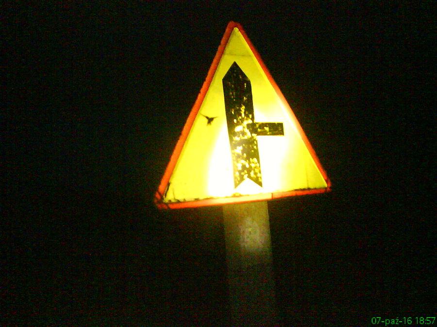 Zdrowy jeszcze znak na betonowym słupie przy normalnej drodze - ewenement