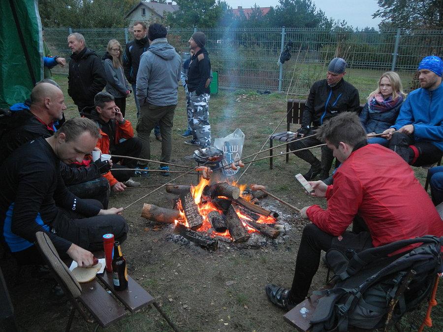 Ognisko z kiełbasami