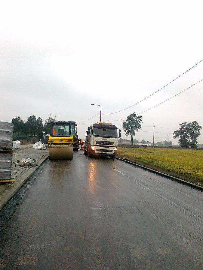 Na remontowanej drodze pracuja nawet w niedzielę. Panowie grzecznie poinfprmpowali mnie, że spokojnie mogę przejechać