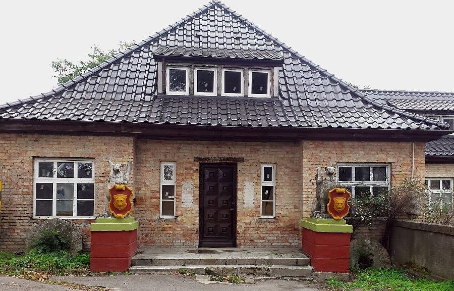Przy pałacyku dawnego właściciela młynu w Kluczewie