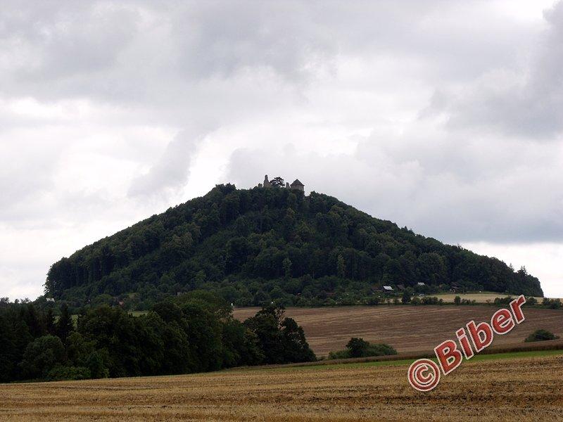 Starý Jičín - ruiny widać, został tylko podjazd