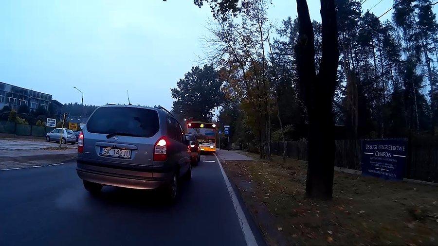 Wyjątkowo upierdliwy kierowca auttobusu, stawał nawet na przystankach na żądanie, gdzie nikt nie wysiadł i nikt nie czekał na autobus, nie było miejsca by wyminąć, wiec łańcuszek samochodów wlókł się za nim