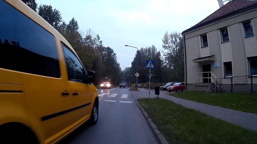 Debil wyprzedzający na gazetę