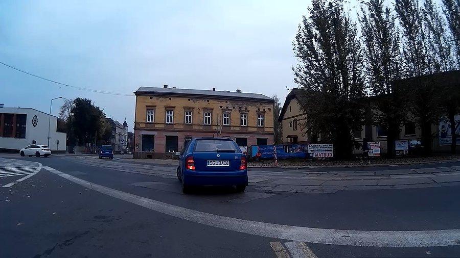 ...skręcił w... tył