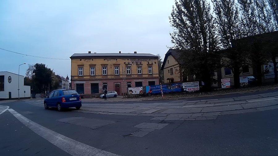 .. przejechał lewym pasem... i odbił w lewo