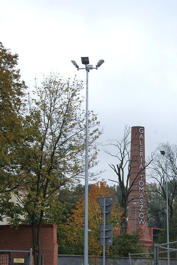 Odnowiony komin dawnych zakładów Mazovia