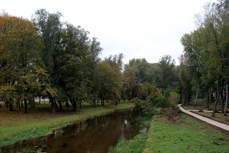 Park Bulwary, po prawej budynek Galerii
