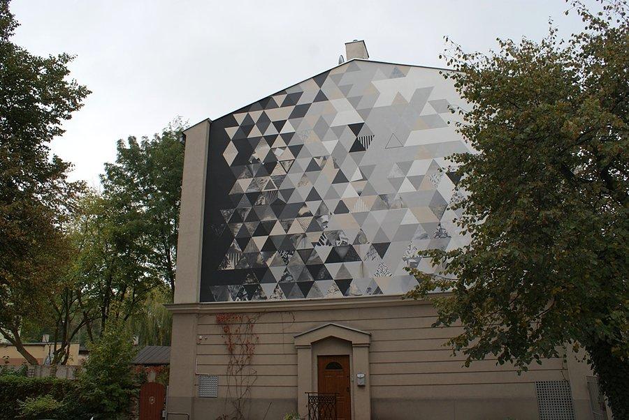 Nowy mural na nowo odnowionej kamienicy....po co komu? mało widoczny od strony ulicy...a może by tak poprawić w ten sposób estetykę starej, zaniedbanej kamienicy?