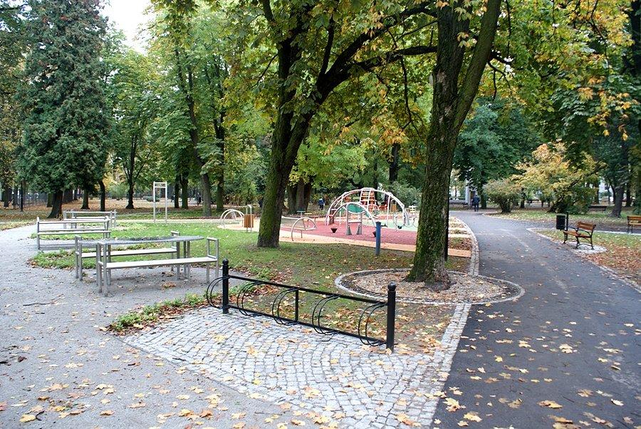 Stojak na rowery oraz stokili do szachów w Parku Rodego