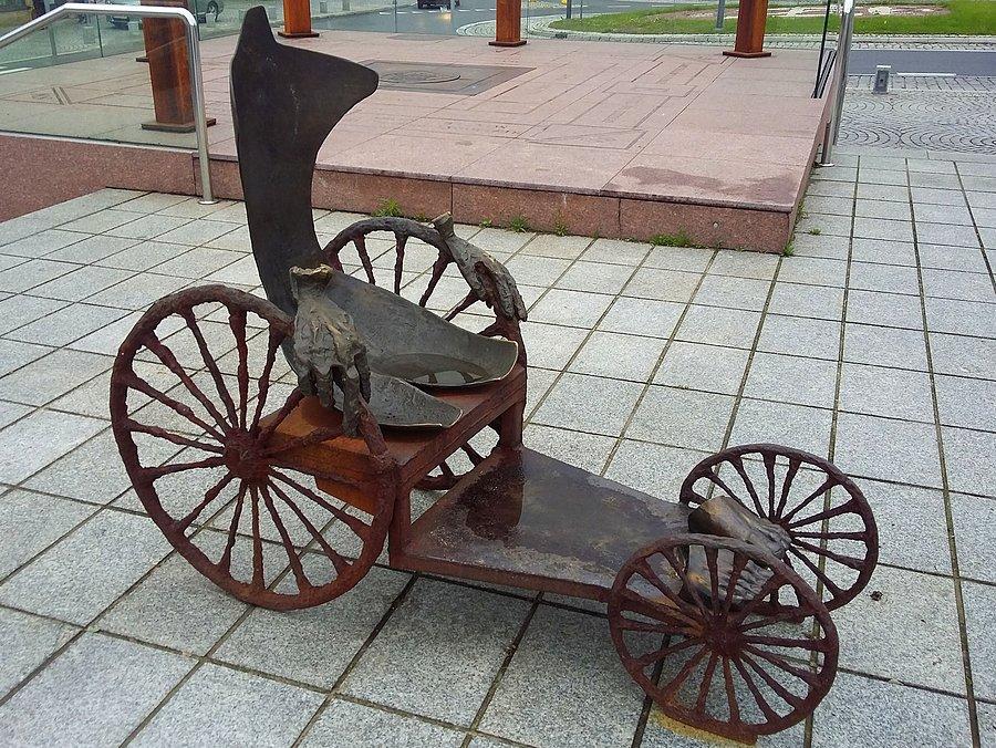 Rzeźby na rynku w Olsztynie IX