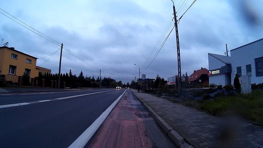 Ciemne chmury wiszą nad okolicą