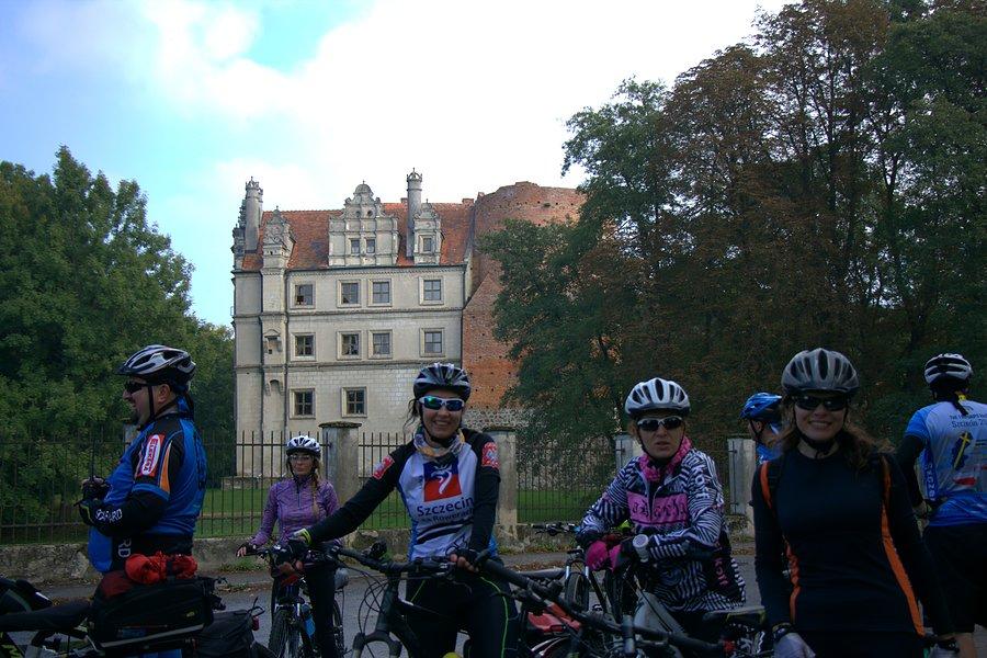 Przy zamku w Pęzinie